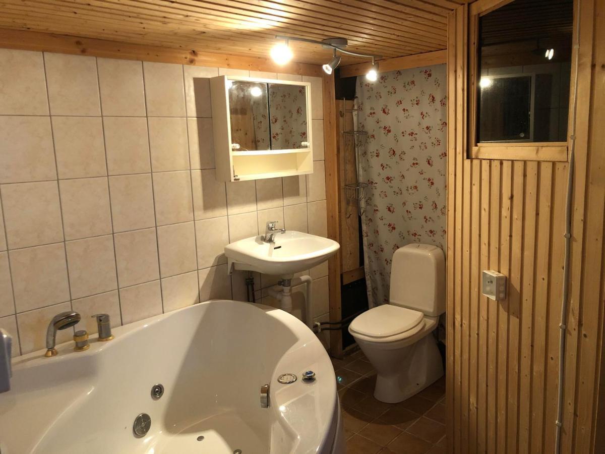 הוילה טרוסה Lilla Huset Med Stor Traedgardstomt Naera Golf Och Hav מראה חיצוני תמונה