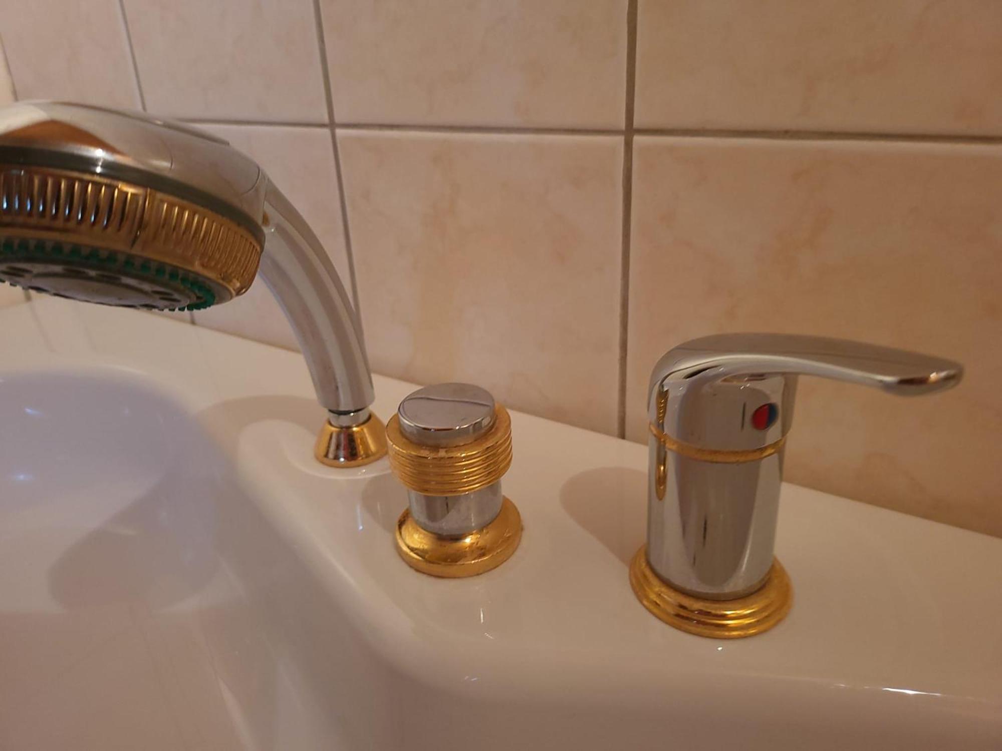הוילה טרוסה Lilla Huset Med Stor Traedgardstomt Naera Golf Och Hav מראה חיצוני תמונה