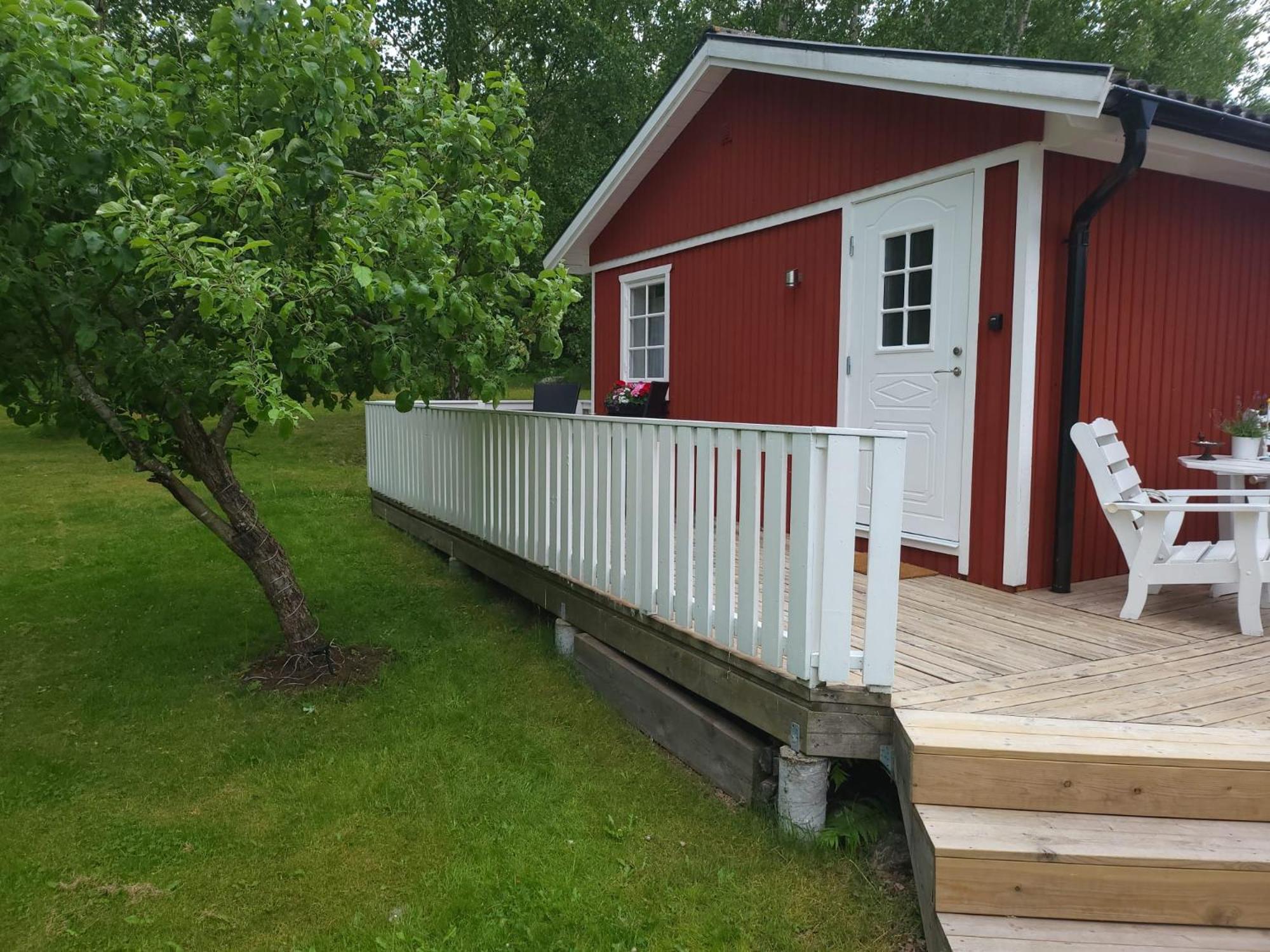 הוילה טרוסה Lilla Huset Med Stor Traedgardstomt Naera Golf Och Hav מראה חיצוני תמונה