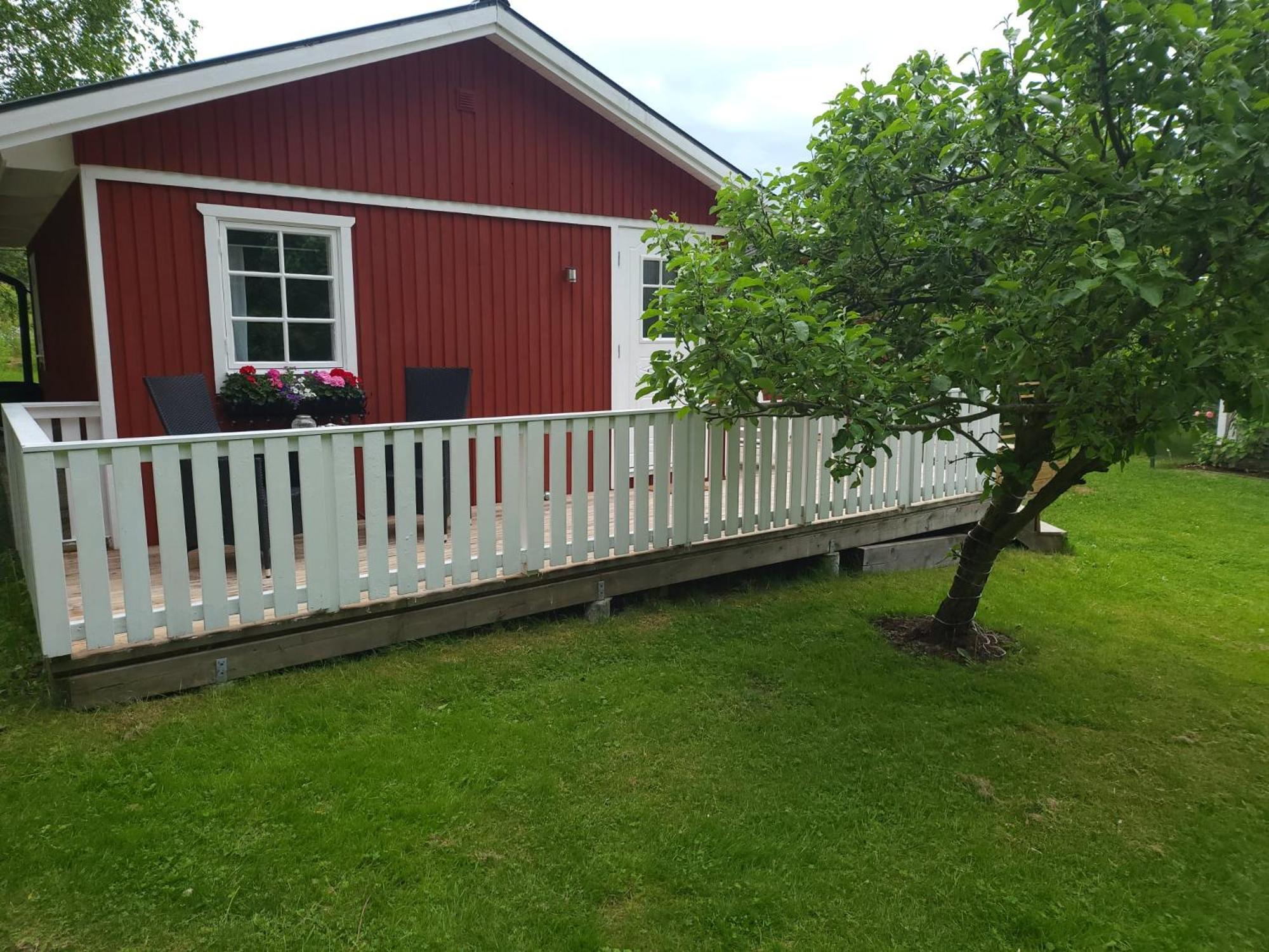 הוילה טרוסה Lilla Huset Med Stor Traedgardstomt Naera Golf Och Hav מראה חיצוני תמונה